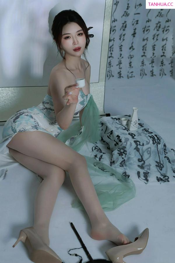   [XiuRen]高清写真图 2025.08.27 No.10694 阿依莎 浅色古风第15张图片
